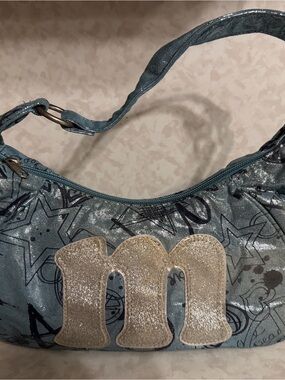 Justice monogram bag
Blue
Inner pocket
Zipper closure
marks inside
Approx 10x5x3